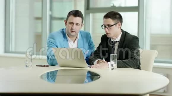 男性同事谈话视频的预览图