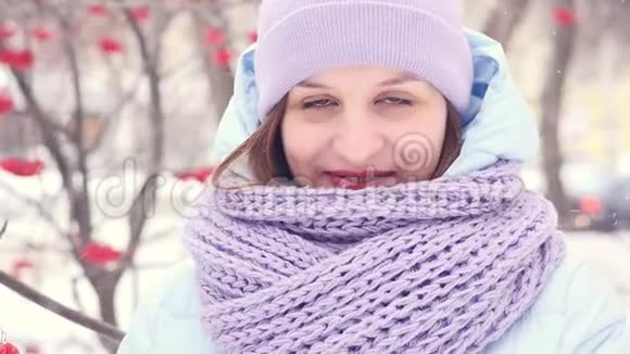 一位看着镜头的迷人年轻女子的冬季画像视频的预览图