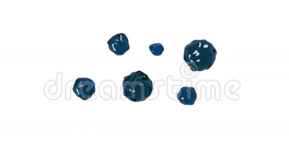 蓝色的水滴在缓慢的运动中落下和飞溅透明液体视频的预览图