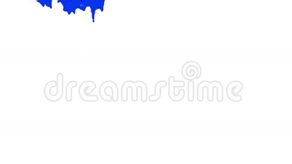 蓝色油漆在缓慢的运动中流动透明液体视频的预览图