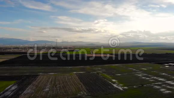 日落时农业领域的空中景色视频的预览图