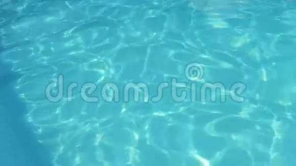 游泳池的景色视频的预览图