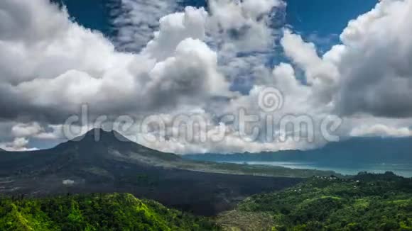 巴图尔火山的卡尔德拉视频的预览图
