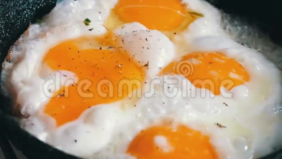 在平底锅里煎鸡蛋视频的预览图