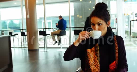 女经理一边喝咖啡一边工作视频的预览图