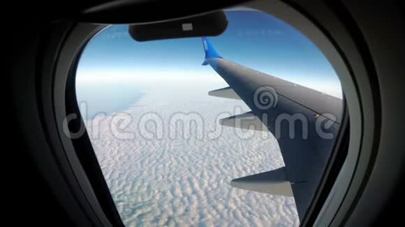 云是透过喷气飞机的窗户看到的视频的预览图