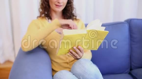 女人在沙发上看书视频的预览图