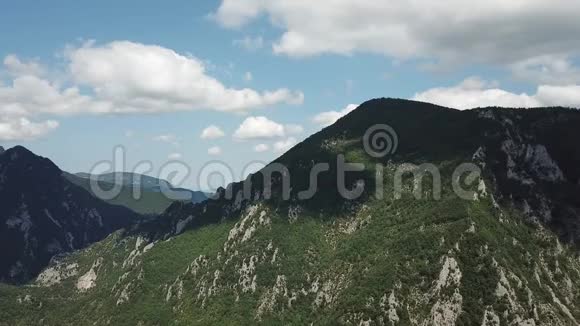 法国奥德的比利牛斯山脉鸟瞰图视频的预览图