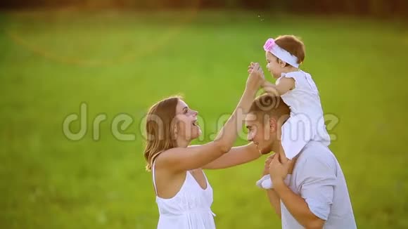 幸福的家庭日落时分的母亲父亲和女儿视频的预览图