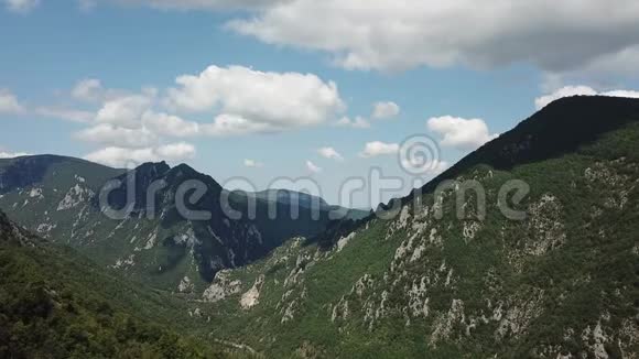 法国奥德的比利牛斯山脉鸟瞰图视频的预览图