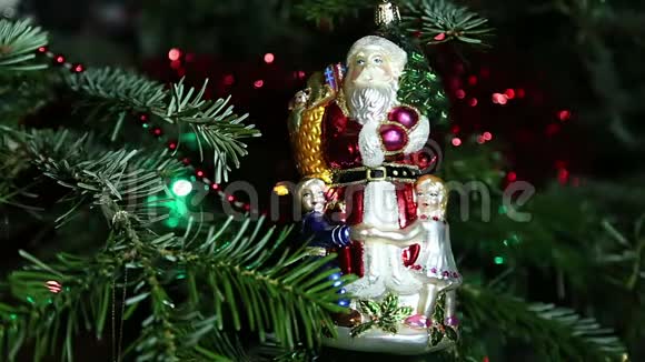 美丽的圣诞树和装饰圣诞玩具视频的预览图