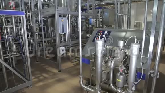 现代乳品厂的管道视频的预览图