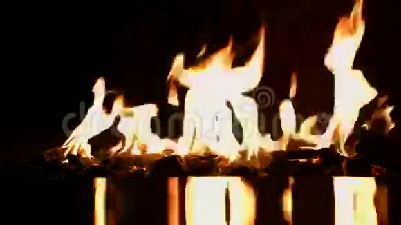 在黑色背景上燃烧视频的预览图