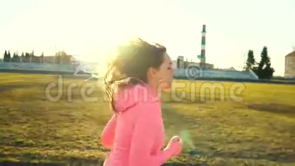 日落时分女人穿过体育场视频的预览图