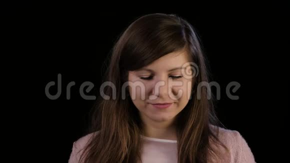一位年轻女士在黑色背景下微笑视频的预览图