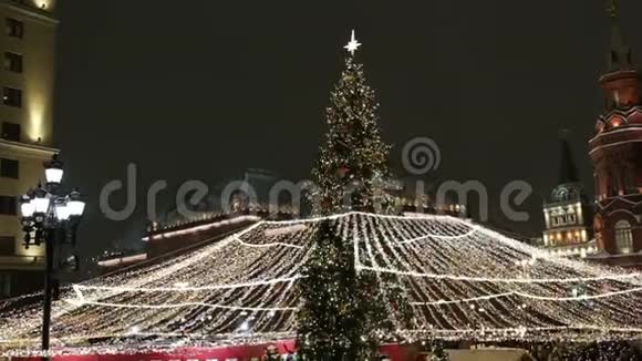 俄罗斯莫斯科的圣诞新年装饰克里姆林宫附近的曼日广场视频的预览图