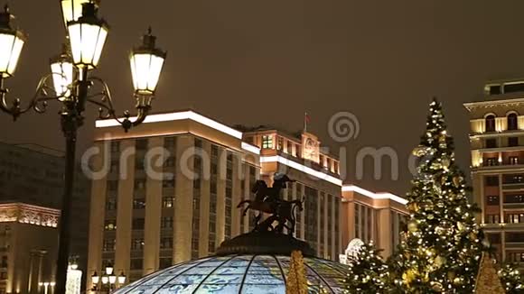 俄罗斯莫斯科的圣诞新年装饰克里姆林宫附近的曼日广场视频的预览图