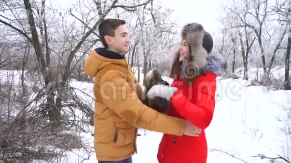 恋爱中的情侣青少年冬天视频的预览图