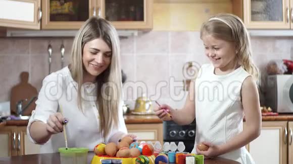 妈妈和女儿正在准备复活节油漆鸡蛋视频的预览图