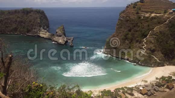 热带美丽的海滩努沙佩尼达视频的预览图