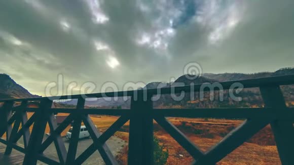 高山景观高台木栅栏随云的时间推移水平滑块运动视频的预览图