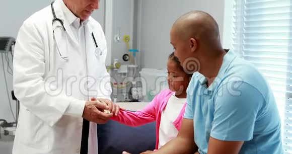 男性医生检查病人视频的预览图