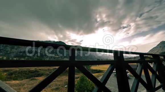 高山景观高台木栅栏随云的时间推移水平滑块运动视频的预览图