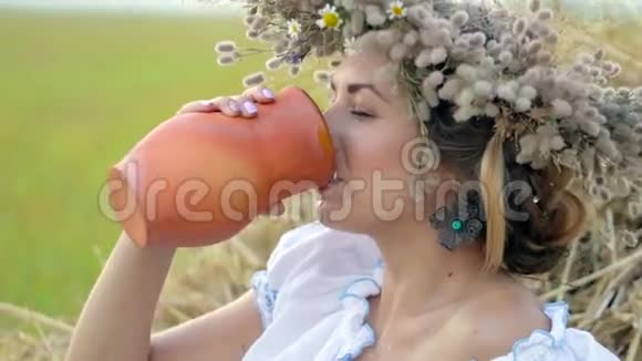 年轻漂亮的女孩正在从一个罐子里喝牛奶视频的预览图