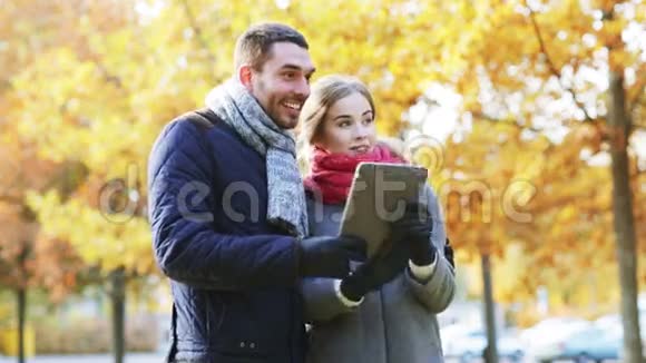 秋天公园的平板电脑微笑情侣视频的预览图