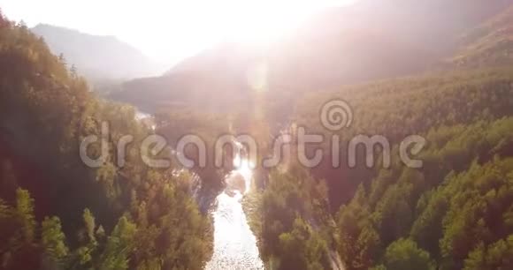 在阳光明媚的夏日早晨中气飞越新鲜的山河和草地农村土路下面视频的预览图