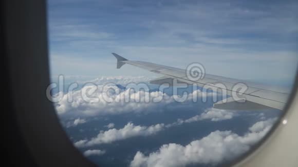 从海洋上的飞机窗口观看视频的预览图