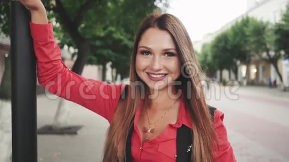 年轻微笑的女人看镜头的肖像视频的预览图