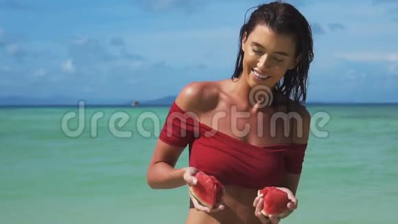 天堂海滩上美丽的女孩视频的预览图