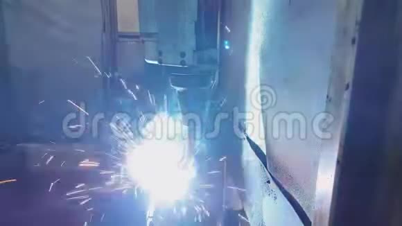 工业汽车机器人焊接视频的预览图