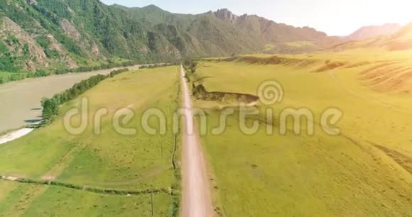 阳光明媚的夏季早晨空中乡村山路和草地沥青公路和河流视频的预览图