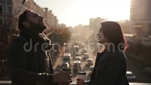 夫妻俩在桥上聊天喝咖啡视频的预览图
