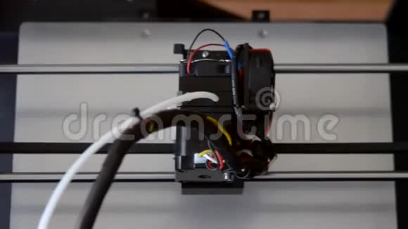 工作中的加性3d打印机和熔融塑料打印形式视频的预览图