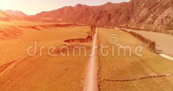 阳光明媚的夏季早晨空中乡村山路和草地沥青公路和河流视频的预览图