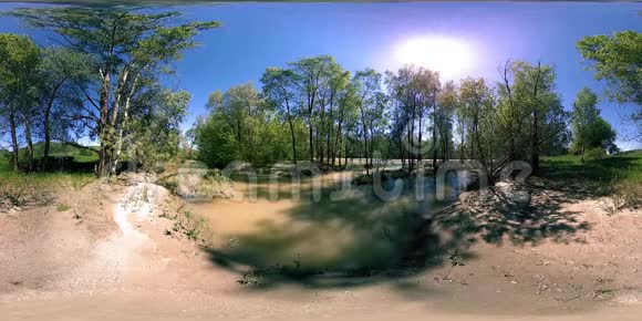 在美丽的山林景观中河流在岩石上流动的虚拟现实视频的预览图
