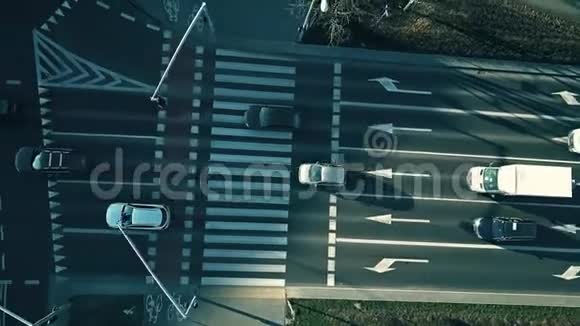 主要城市街道交通的鸟瞰图视频的预览图