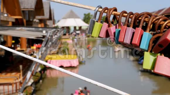 芭堤雅浮动市场游客木船沿着水中移动泰国亚洲视频的预览图