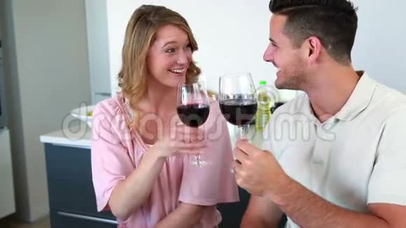 幸福的一对夫妇在镜头前微笑着品尝红酒视频的预览图