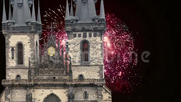 捷克共和国布拉格旧城镇广场Tyn前的神母哥特式教堂和节日烟火视频的预览图