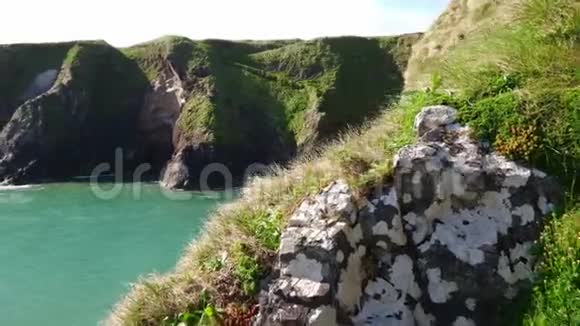 爱尔兰美丽的定乐半岛上令人惊叹的景观蓝色的海水视频的预览图