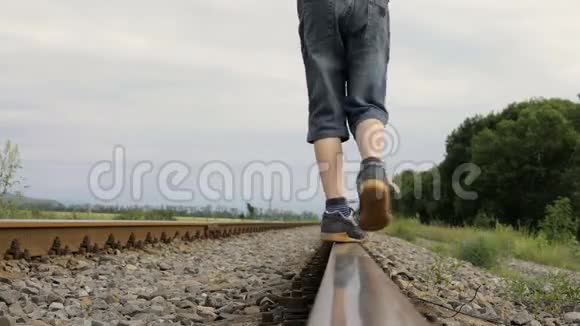 父亲和儿子在白天走在铁路上视频的预览图