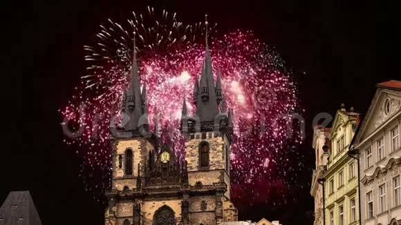 捷克共和国布拉格旧城镇广场Tyn前的神母哥特式教堂和节日烟火视频的预览图