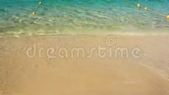 沙滩上有蓝色海洋泡沫的软波视频的预览图
