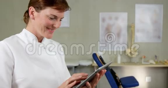 女性理疗师使用数字平板电脑视频的预览图