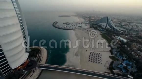 阿联酋迪拜的BurjAl阿拉伯酒店直升机视图视频的预览图