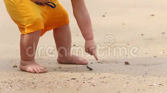 孩子在海滩上和他妈妈一起经过把手视频的预览图